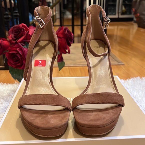 Michael Kors size 7. Brand new. - Picture 3 of 5